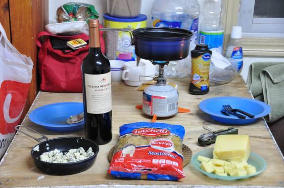 Nosso delicioso jantar no prédio da aduana chilena, no Paso San Francisco, a caminho de Copiapo